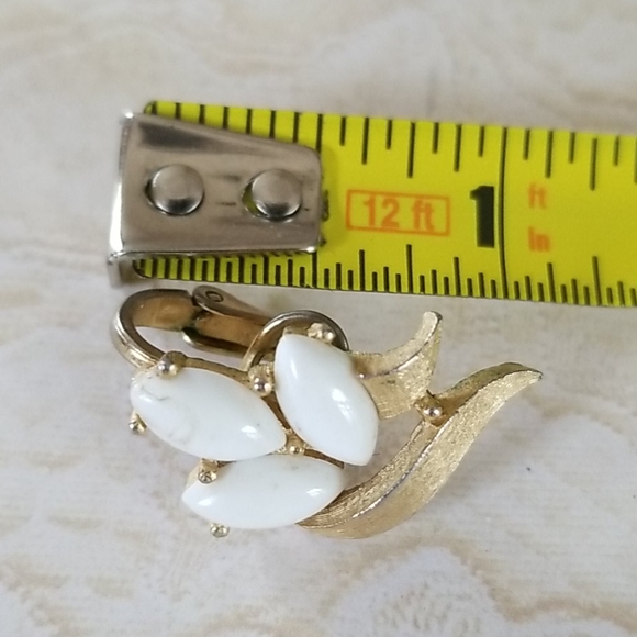 Vintage TRIFARI Milk Glass Clip On Earrings - Picture 7 of 8